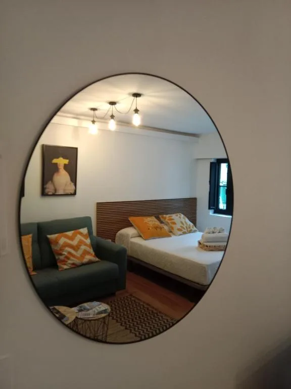 Un dormitorio con una cama y un sofá