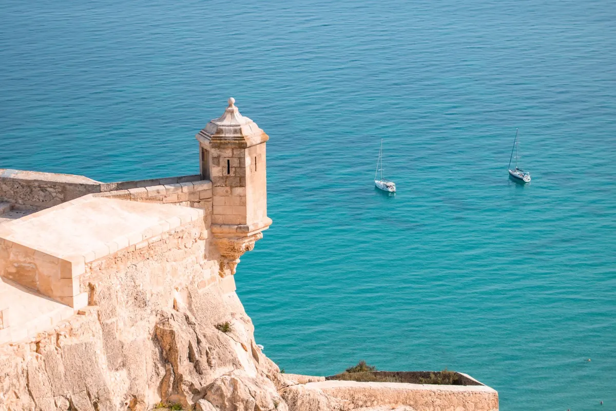 Castillo de Santa Bárbara sobre el mar, escenario de una alternativa a Airbnb en Alicante